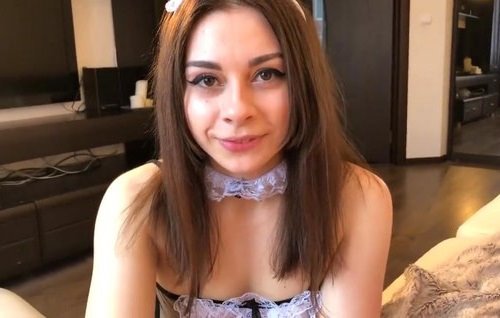 Пухленькая русская служанка работает полуголой и трахает работодателя за доплату.