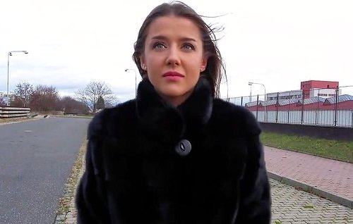 Красивая россиянка потеряла работу в Польше и не отказывается от под заработка.