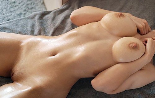 Диана кончает от прохладного масла на её разгоряченном теле и от массажа.