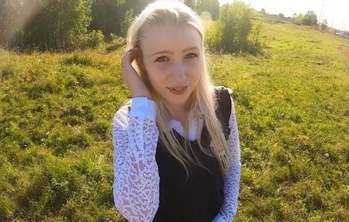 Милашка Настя не боится садится к незнакомцам в машину.