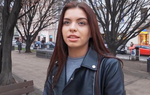 Промерзшая, в другом городе, девушка охотно идет к пикаперу домой пить чай и трахаться.