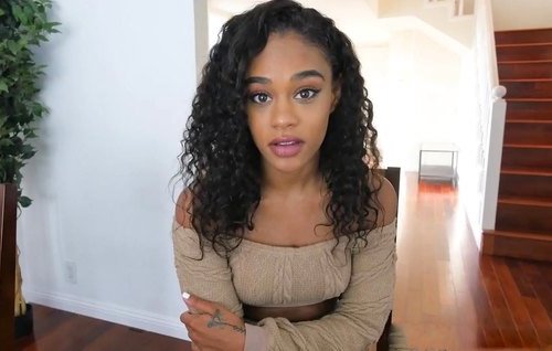 Сестричка негритяночка обеспокоена карантином, но брат обнимет и успокоит.