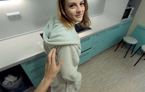 Доводит до оргазма и кончает на лобок подружке во время скрытного секса на кухне.