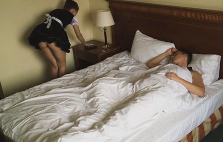 Первый секс с его молодой горничной, который они оба так долго ждали.