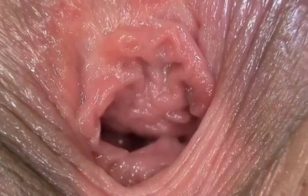 Пизда открывает свой рот во время мастурбации в крупном плане.