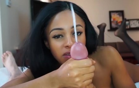 Нарезка с молодыми сосалками, которые обожают извлекать сперму с члена.