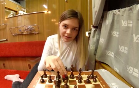 Парень развел попутчицу в шахматы на желание с которой ехали в одном купе и пожелал её трахнуть.