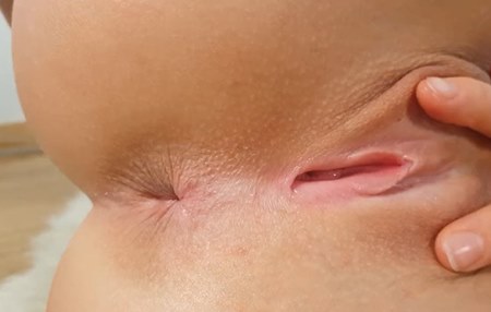 Мастурбация маленькой и чистенькой молодой киски.