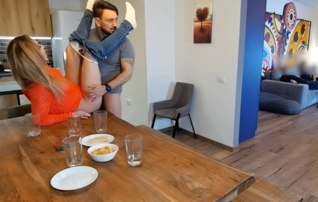 Жена гостя замочила хозяину футболку своим оргазмом во время измены.