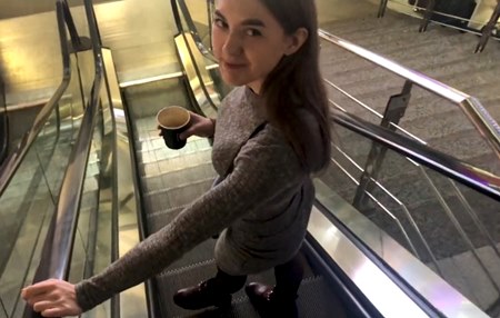 Познакомился с девушкой на эскалаторе в ТЦ, выпили кофе и она признается что хочет отсосать.