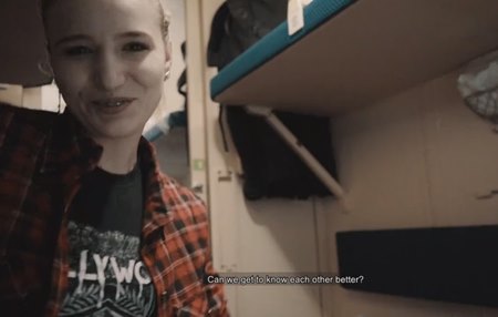 Милашка Настя только расположилась как уже хочет узнать соседа по купе по ближе.