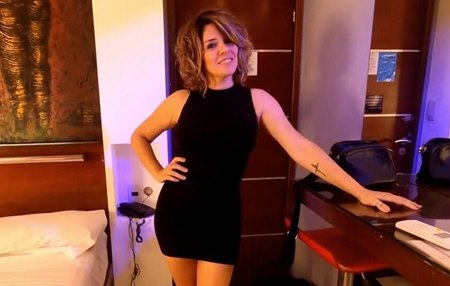 Сочная испанская милфа даёт племяннику своего мужа кончить ей в жопу.