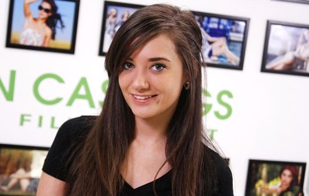 Красивую брюнетку жестко отъебали на кастинге, устроив ей бдсм.