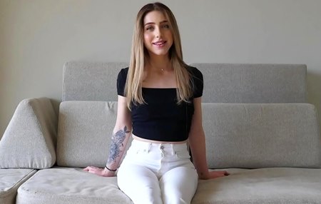 Изящная и красивая испанка трахнута хоть и толстым но прудким агентом кастинга.