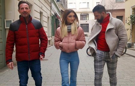 Туристка модельной внешности получает предложение от которого её тугая попка не способна отказаться.