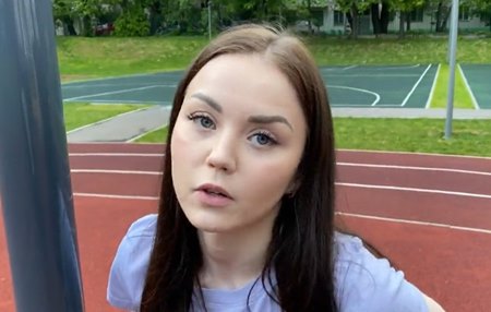 Девушке понравилось как какой то парень тренировался на стадионе и просит об личке с сексом.