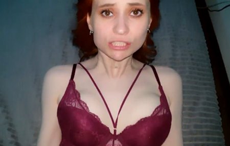 Эротичная мачеха покрывает прогулы парня перед его отцом конечно же не за просто так.