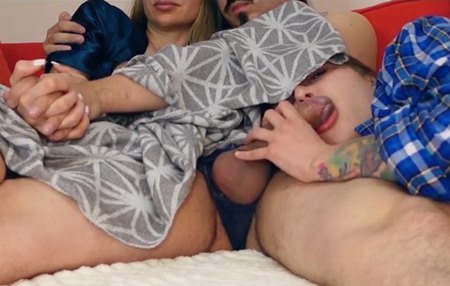 Девушка отсасывает под одеялом парню своей подруги, поки они смотрят фильм.