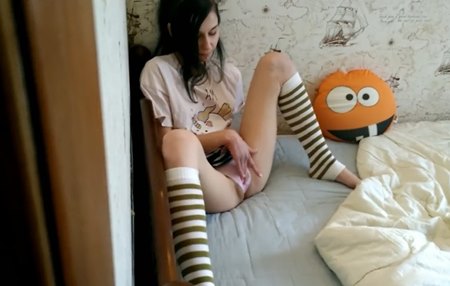 Парень смотрел до конца как дрочила его младшая сестра и бросила у него подушку когда поняла что за ней подглядывали.