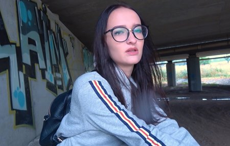 Скромная чешка, брошенная парнем в плохую погоду, трахается за подвоз и две сотки еуро с верху.