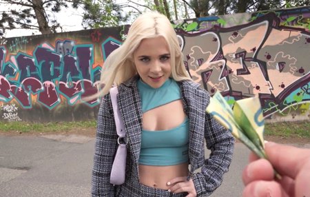 Шальная англичанка берёт деньги за секс с незнакомцем и отрабатывает каждую копейку.