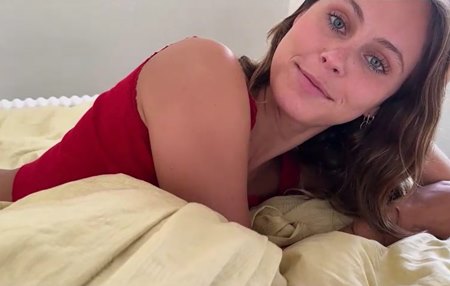 Девушка запалила брата на дрочке и уговорила присунуть ей в попку член.