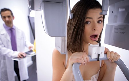 Стоматолог хуем лечит брюнетке зубки и трахает её волосатую киску.