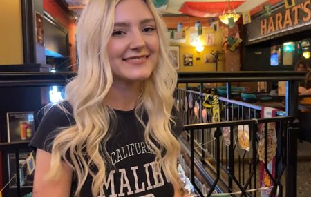 Ева Эльфи без трусиков отдается первому подошедшему в чешском фан пабе.