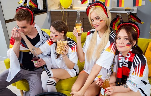 Фан-групповуха Евро 2024 с молодыми русскими переодетыми в немцев.