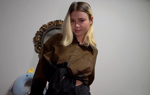 Симпотная русская маклерша провела клиенту экскурсию по дому и по своей бритой зоне бикине.